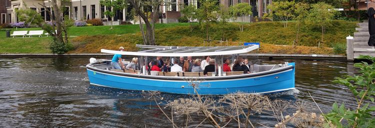 varen we met een open boot door Leiden
